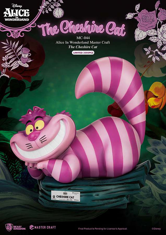 Plakat mit einer Statue der Cheshire Cat, die in lebendigen Farben dargestellt ist, umgeben von einem fantasievollen Hintergrund.