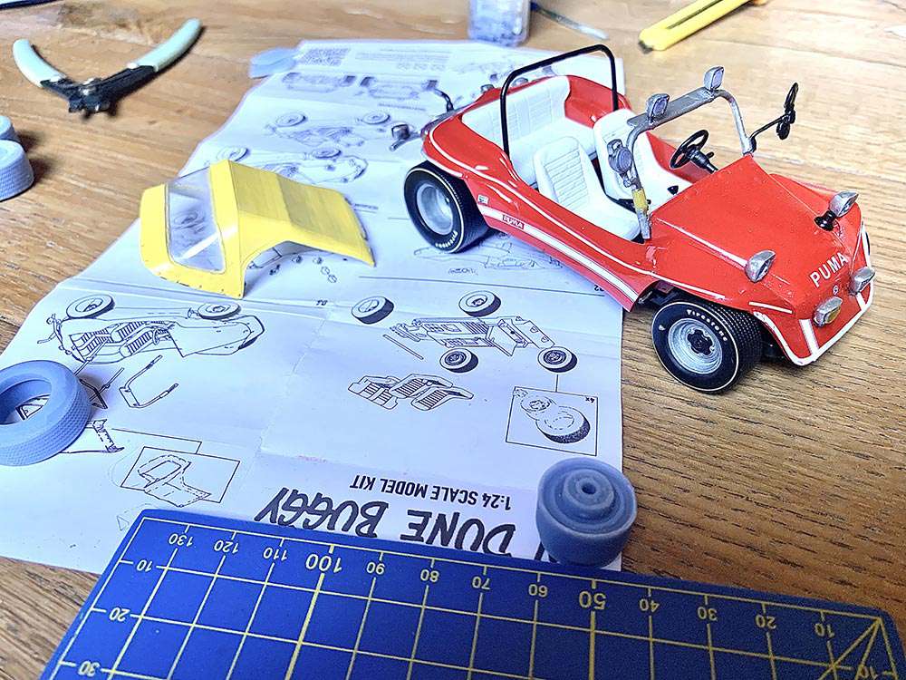 Bud Spencer Terence Hill - Dune Buggy Modell Kit 1:24 Infinite Statue