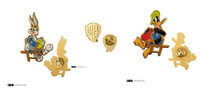 Warner Bros. 100th Anniversary Pin-Set – Bugs Bunny & Daffy Duck - Actionfigurenwelt - Actionfigur Sammlerstück